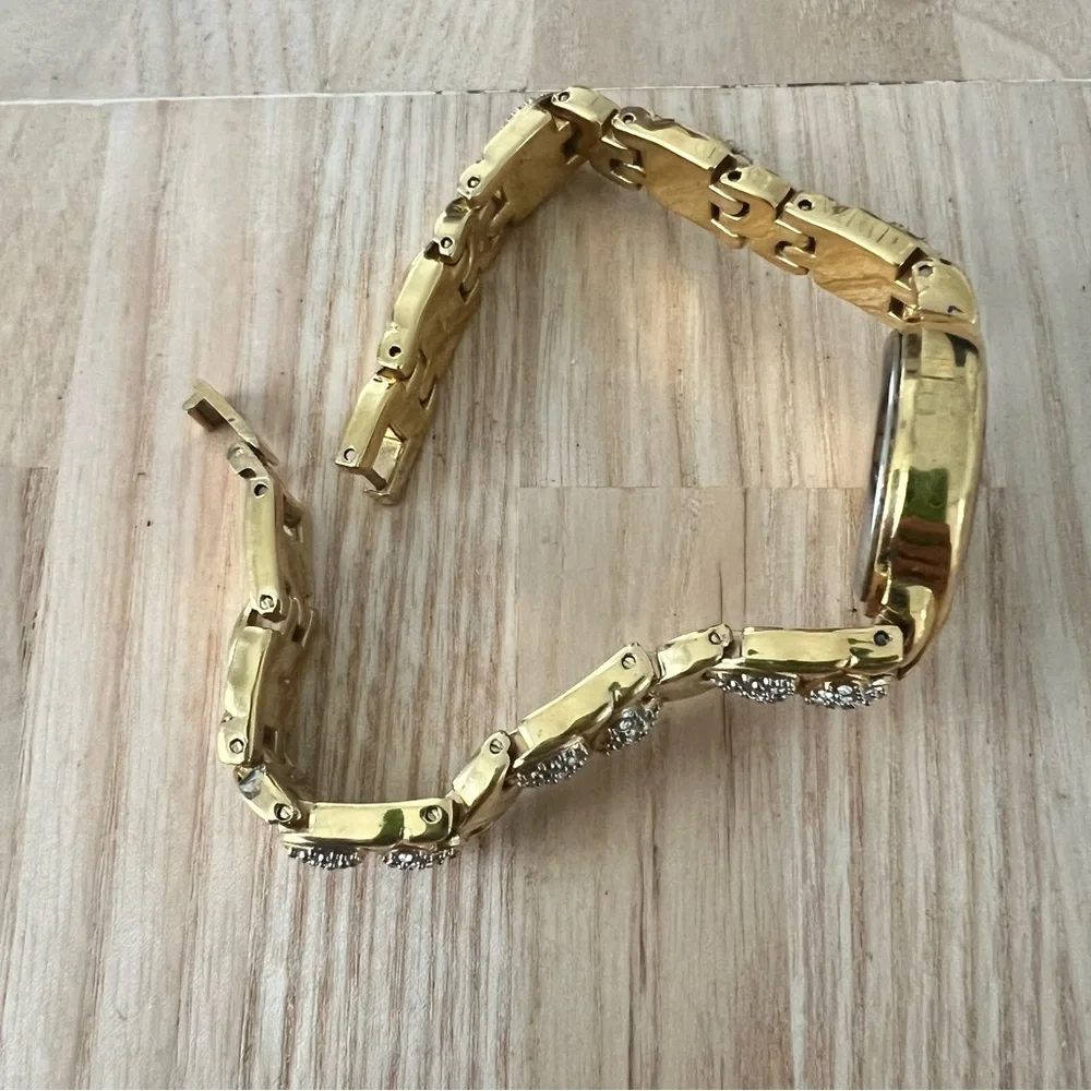 Unbranded ladies oval gold tone crystal hearts dress watch NEW BATTERY
